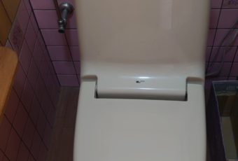 今まで使用されていたトイレになります。<br />
故障修理不可能とのことで取替となりました