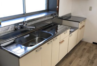 LIXIL GKシリーズのキッチンに交換しました、流し台、コンロ台、調理台各それぞれサイズが選べます。水栓も交換させて頂きました。