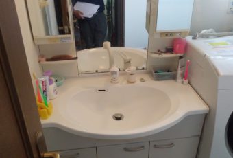 今まで使用されていた洗面化粧台です。<br />
<br />
経年劣化で取替になりました。