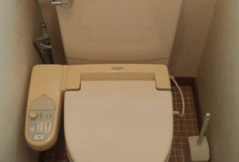 今まで使用いただいていたトイレです。<br />
経年劣化で便座の調子が悪いとのことでした