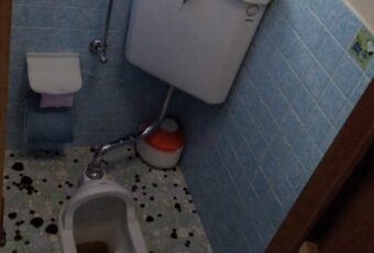 今まで使用されていたトイレになります。<br />
和式大便器、隣に小便器も併設されていました。<br />
<br />
洋式へリフォームしたいとのことでご相談いただきました。