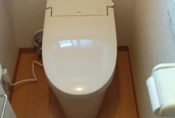 新しく設置しましたリクシル製サティスＳになります。<br />
タンクレスになり非常にコンパクトなトイレです。