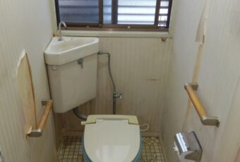 今まで使用いただいたトイレになります。<br />
経年、水漏れの為取替になりました。