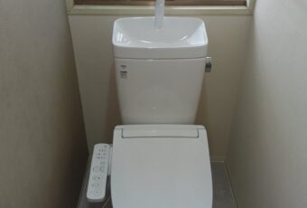 リクシル製アメージュKBタイプになります。<br />
トイレもすっきりし、内装も全面貼替しました。