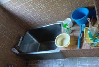 今までご使用いただいていた浴槽です。<br />
浴室の大きさに比べ浴槽が狭い