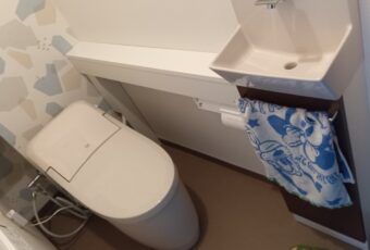 手洗カウンターが新規でつきました。<br />
四角いカバーの中に水と排水の配管が入っています。