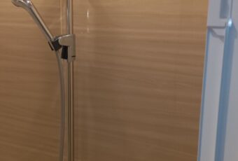 シャワーはスライドバー式になります。