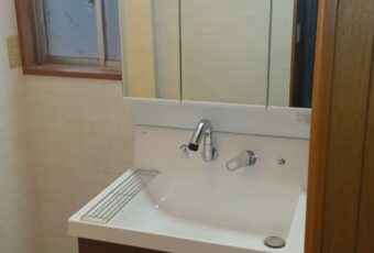 洗面化粧台も同時交換させていただきました。<br />
75ｃｍ幅のリクシル製ピアラになります。