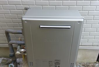 新しく設置しましたノーリツ製の風呂給湯器になります。<br />
自動湯はり、追い炊き二つ穴タイプから一つ穴タイプに取替になりました。